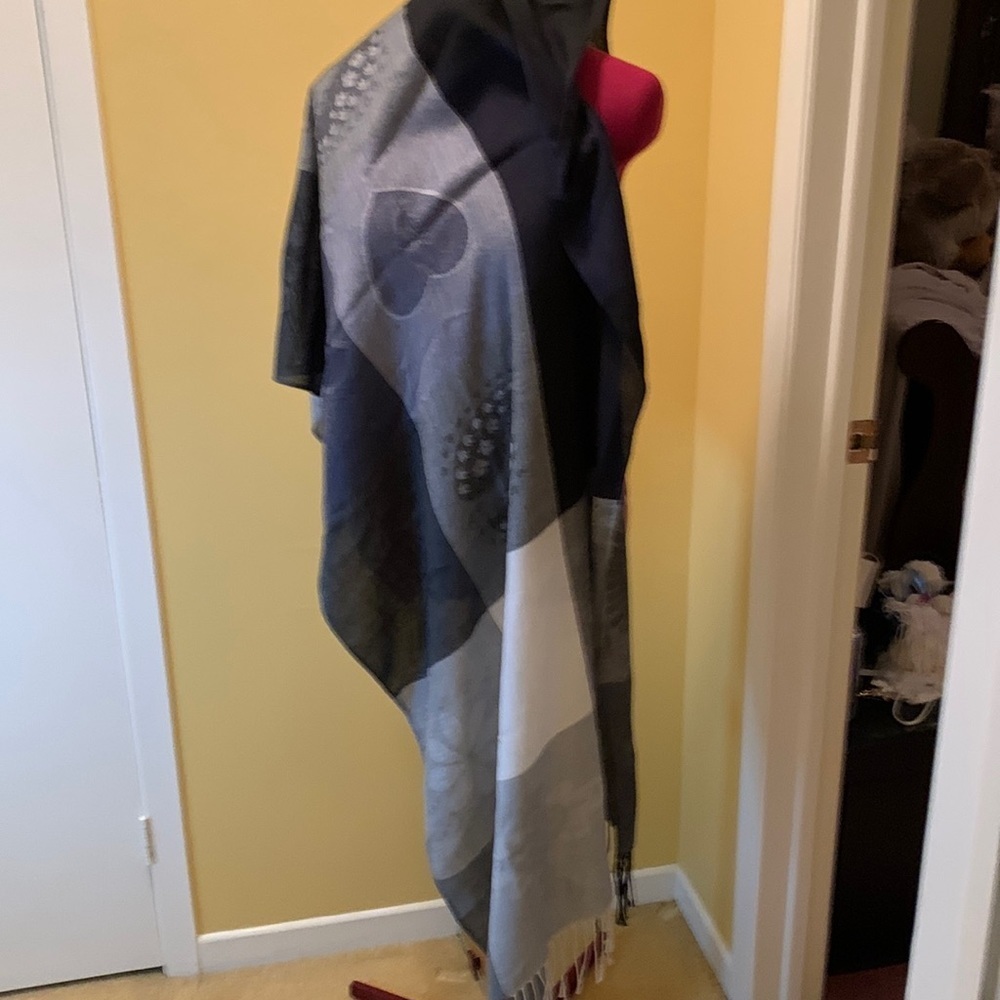NWOT large checked scarf 🔴
